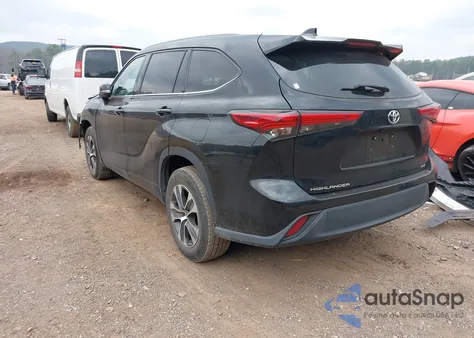 2022 Toyota Highlander Xle z USA, uszkodzony, nr VIN 5TDGZRAHXNS539534